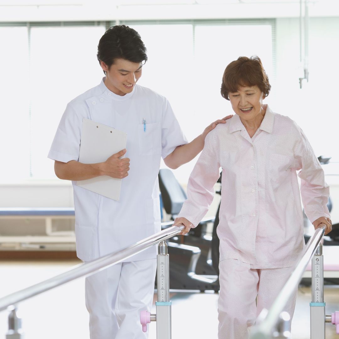 【未経験者向け】介護老人保健施設の一日を公開！リハビリ特化型の仕事内容とは？